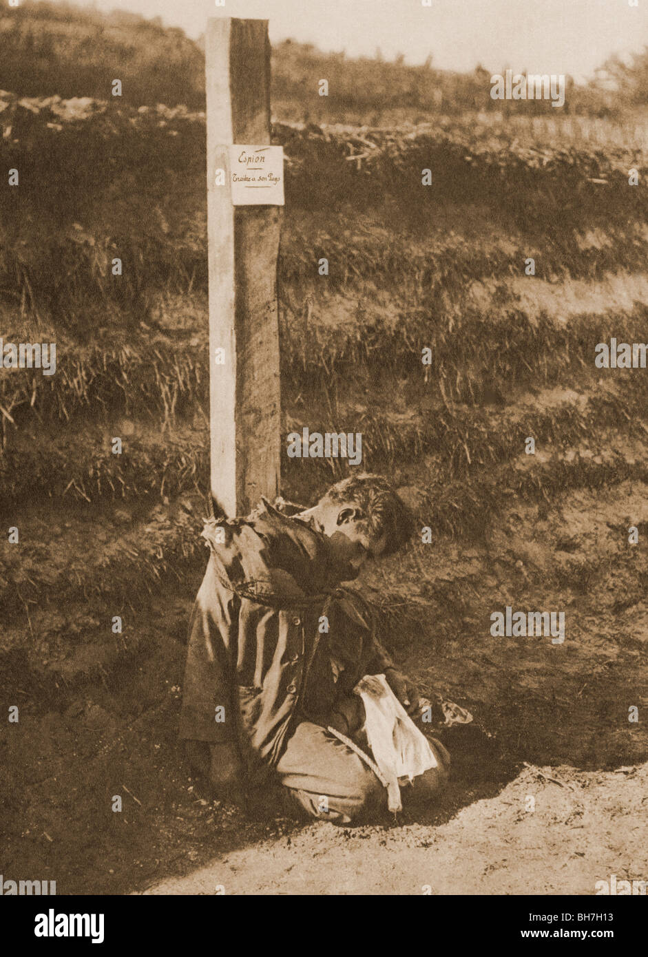 Eine ausgeführte Spion während des ersten Weltkrieges. Die Bekanntmachung über die Körper liest, Spion, Verräter seines Landes. Stockfoto