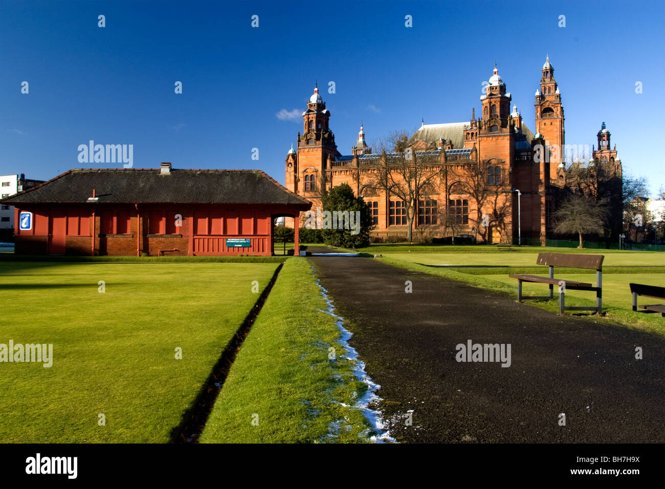 Kelvingrove Art Gallery and Museum und Bowlingclub Gebäude, Blick vom Kelvingrove Park, Glasgow, Schottland Stockfoto
