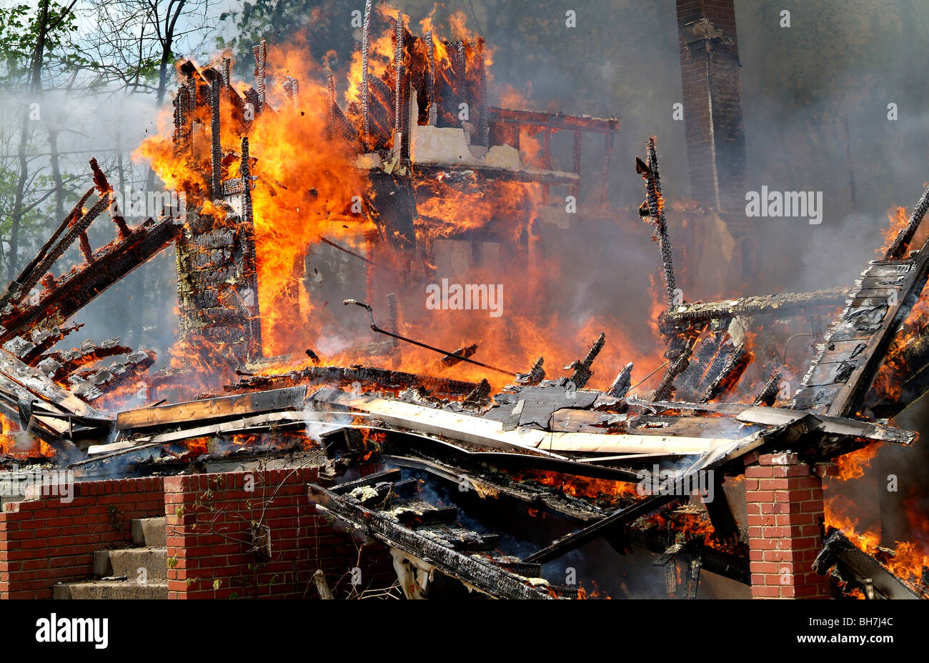 Haus in Feuer verschlungen Stockfoto