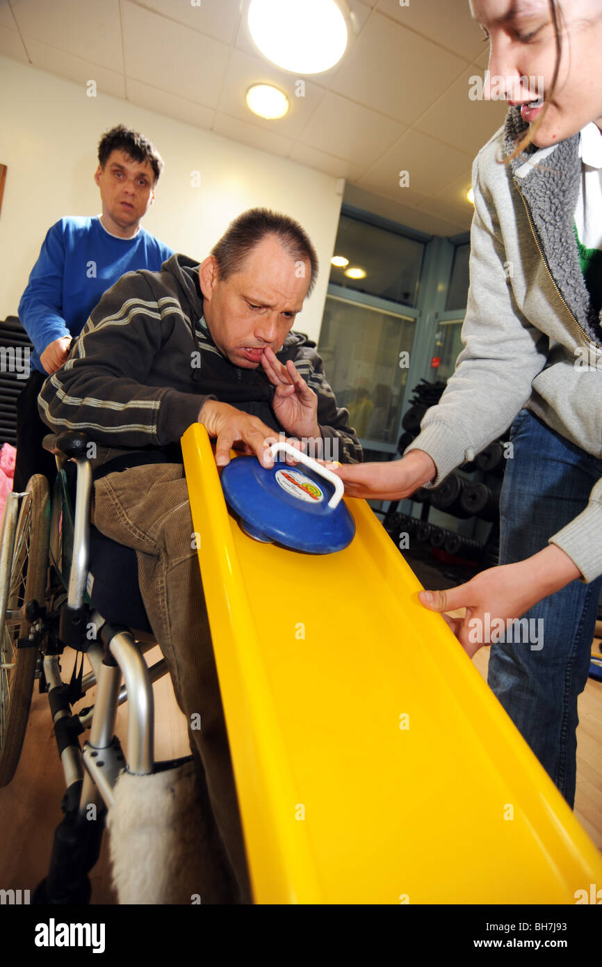 Männer mit einer geistigen Behinderung spielen eine Form des "New Age Curling" North Yorkshire Stockfoto