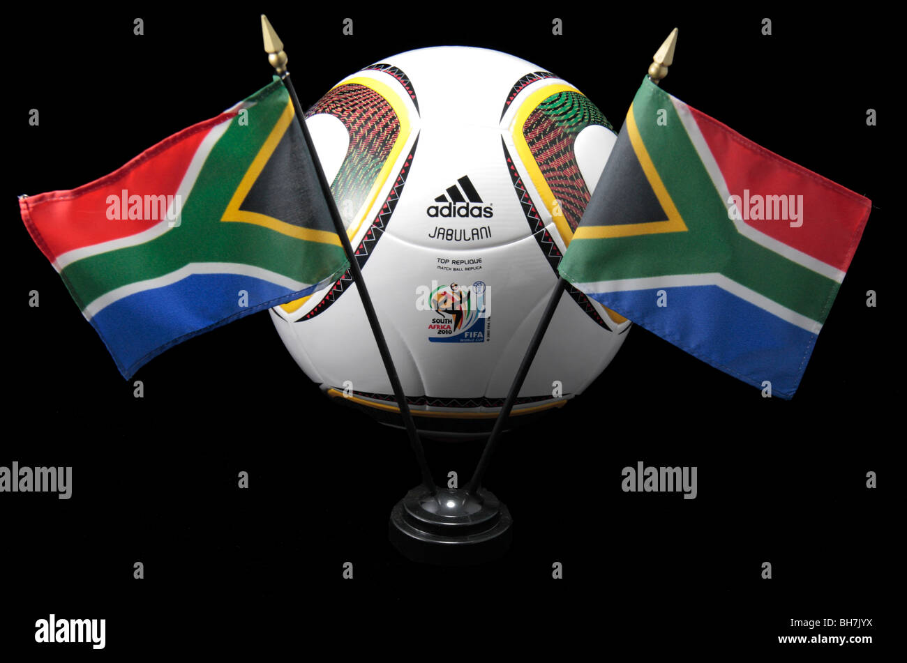 Südafrikanische Fahnen vor eine Replik FIFA WM 2010 Replica Spielball von  Adidas, der Jabulani Stockfotografie - Alamy