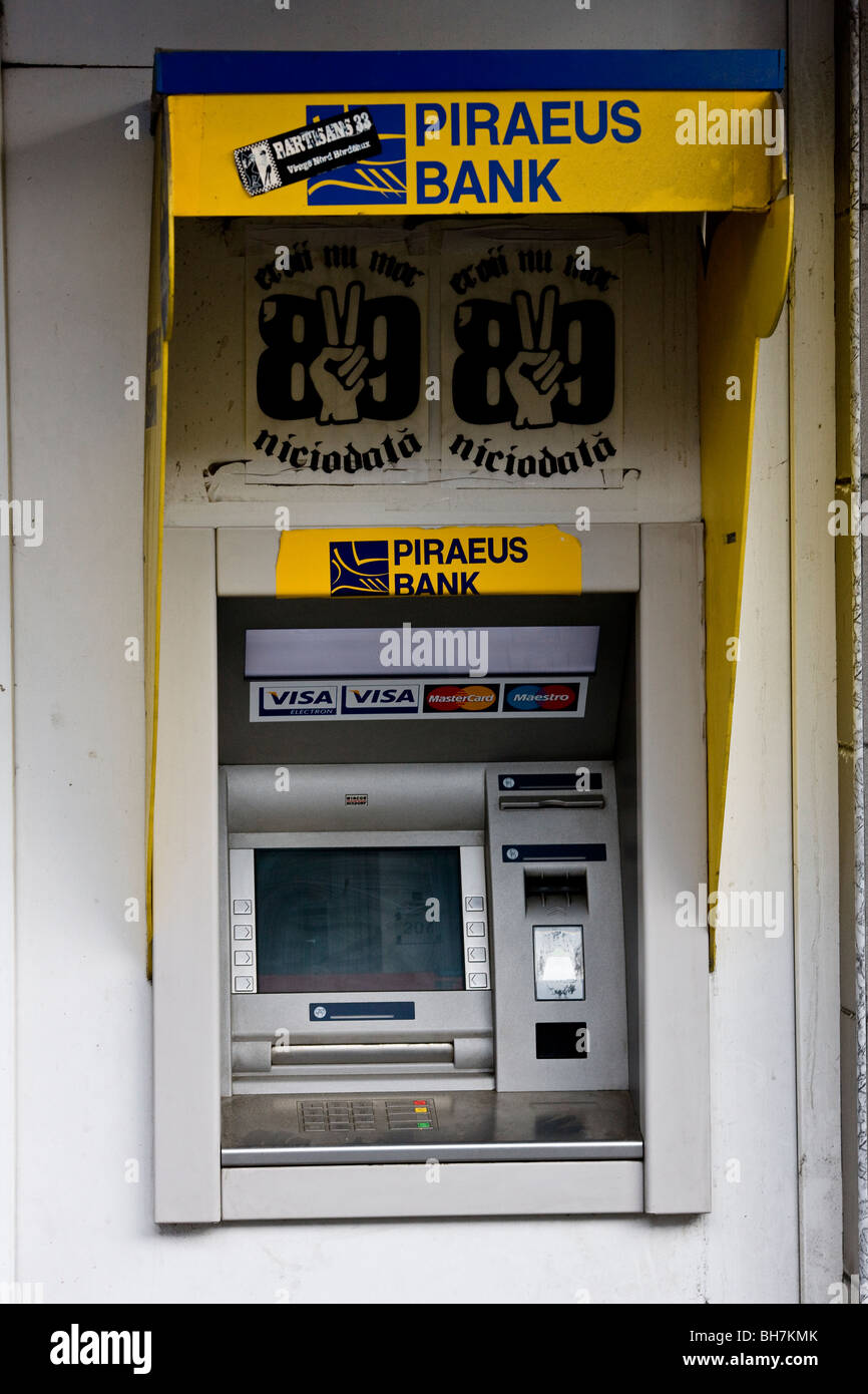 1989 Revolution Erinnerung Aufkleber auf eine Piraeus Bank Geldautomaten in Cluj-Napoca Rumänien Stockfoto