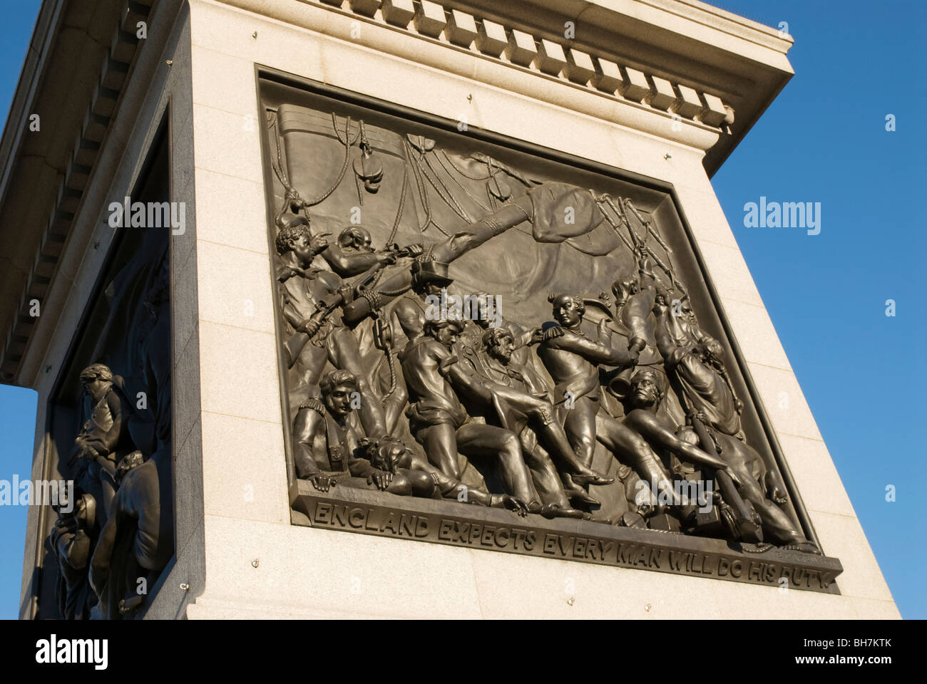 Detail der Gedenktafel am Fuße des Admiral Horatio Nelson Säule am Trafalgar Square in Central London England Stockfoto