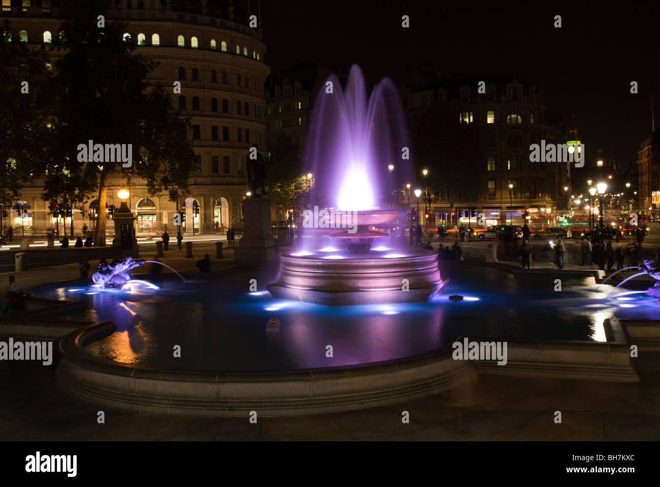 Trafalgar Square Brunnen beleuchtet bei Nacht Stockfoto