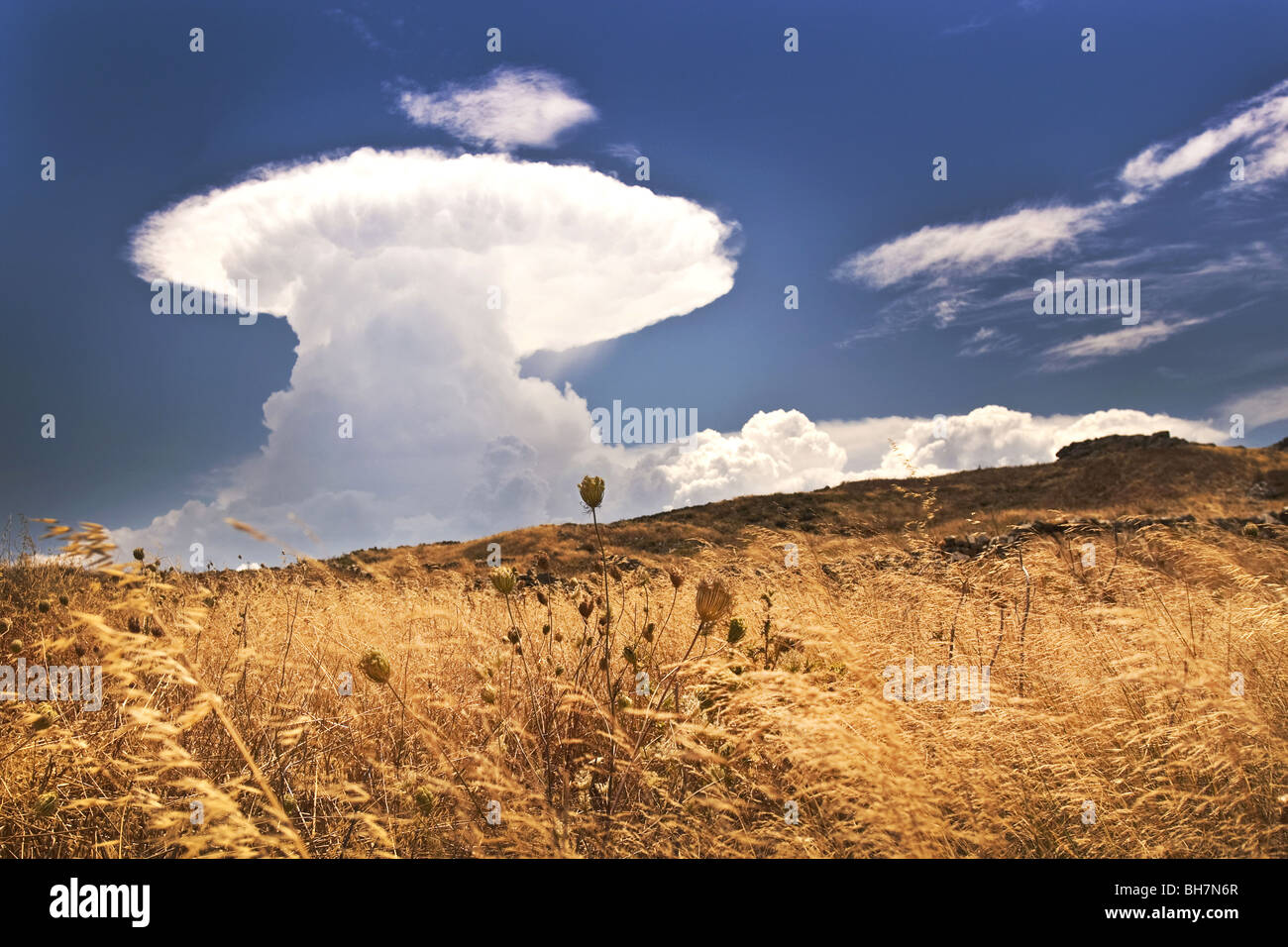 Pyrocumuli Atom-ähnliche Atompilz, Delos, Griechenland. Stockfoto