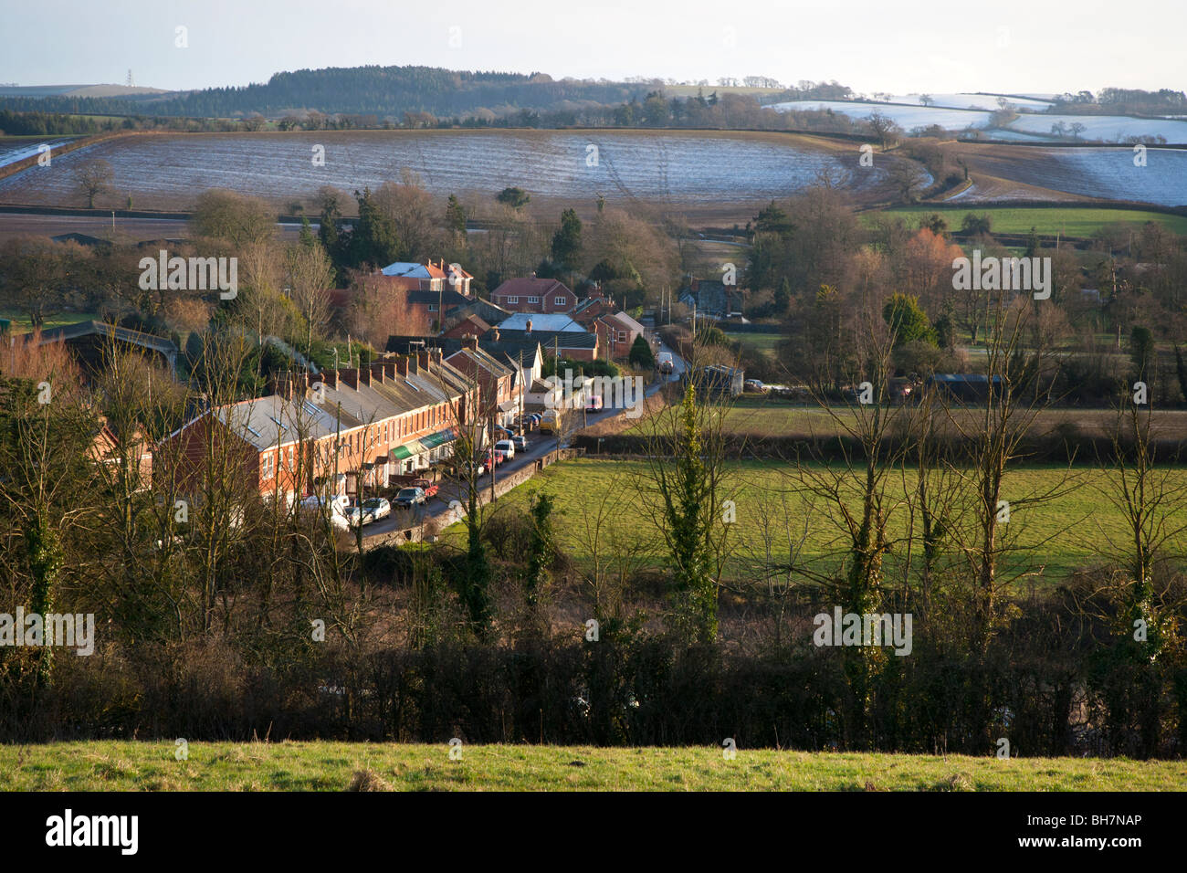 Reihe von Reihenhäusern in ländlicher Umgebung am Fordton, Crediton, Devon, England Stockfoto