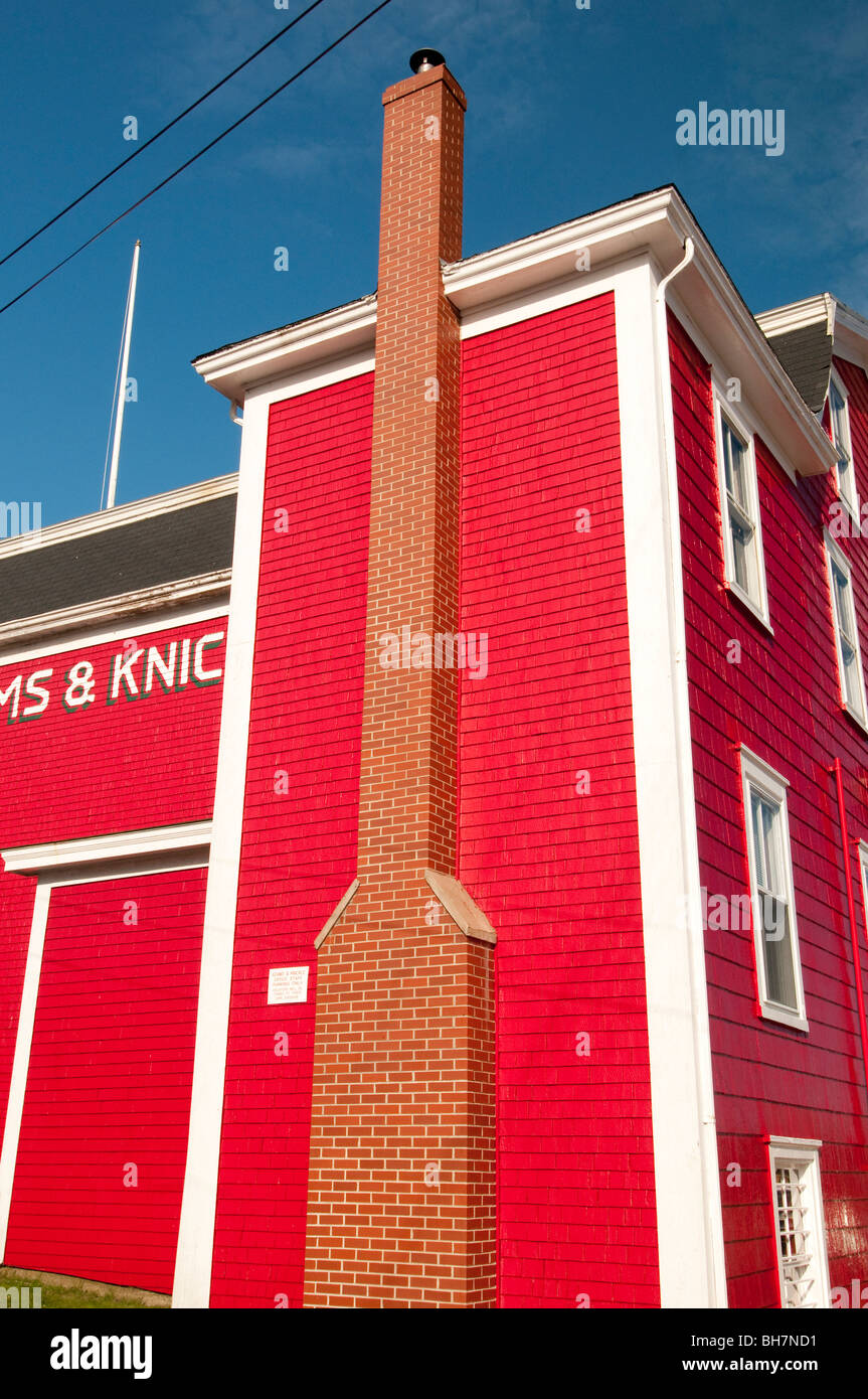 Lunenburg, Nova Scotia, bunt rot lackiert Geschäftshaus mit gemauerten Schornstein, UNESCO Weltkulturerbe Stockfoto