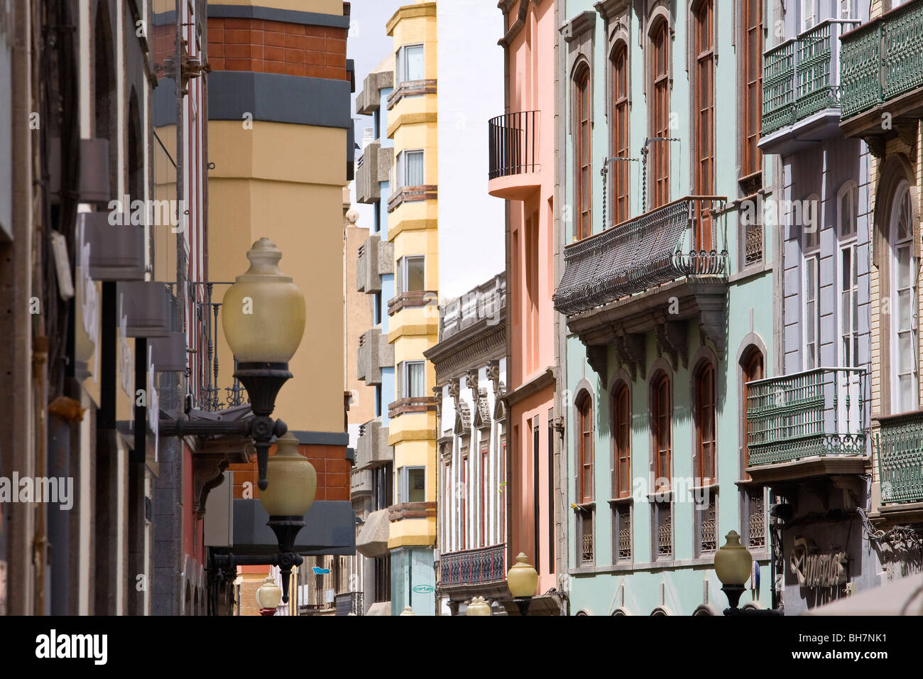 Eine Reihe von Fotos von der Calle Mayor de Triana, der Haupteinkaufsstraße in der Altstadt von Las Palmas, Gran Canaria Stockfoto