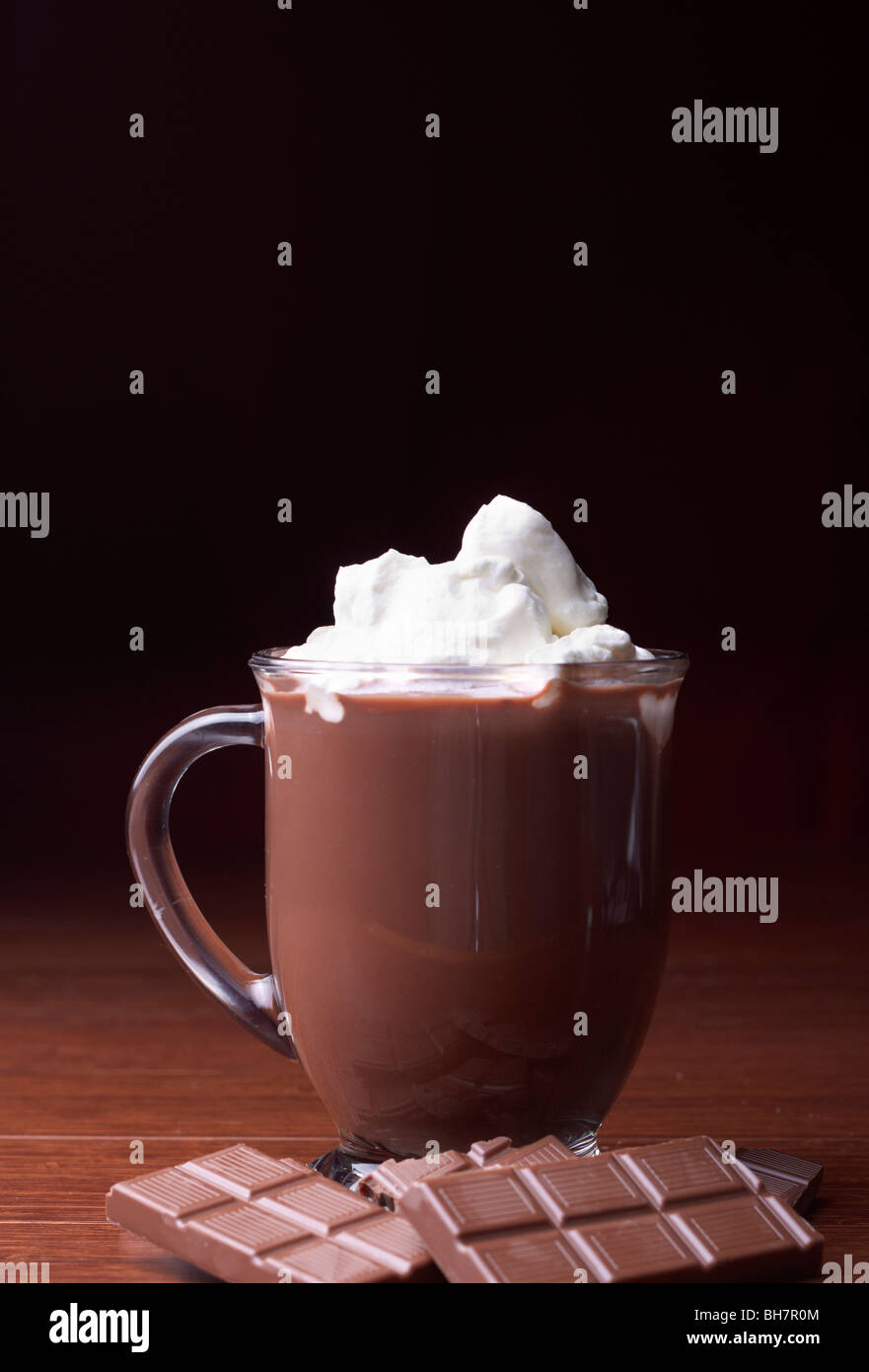 Eine Tasse heiße Schokolade sitzt auf einem Tisch. Stockfoto