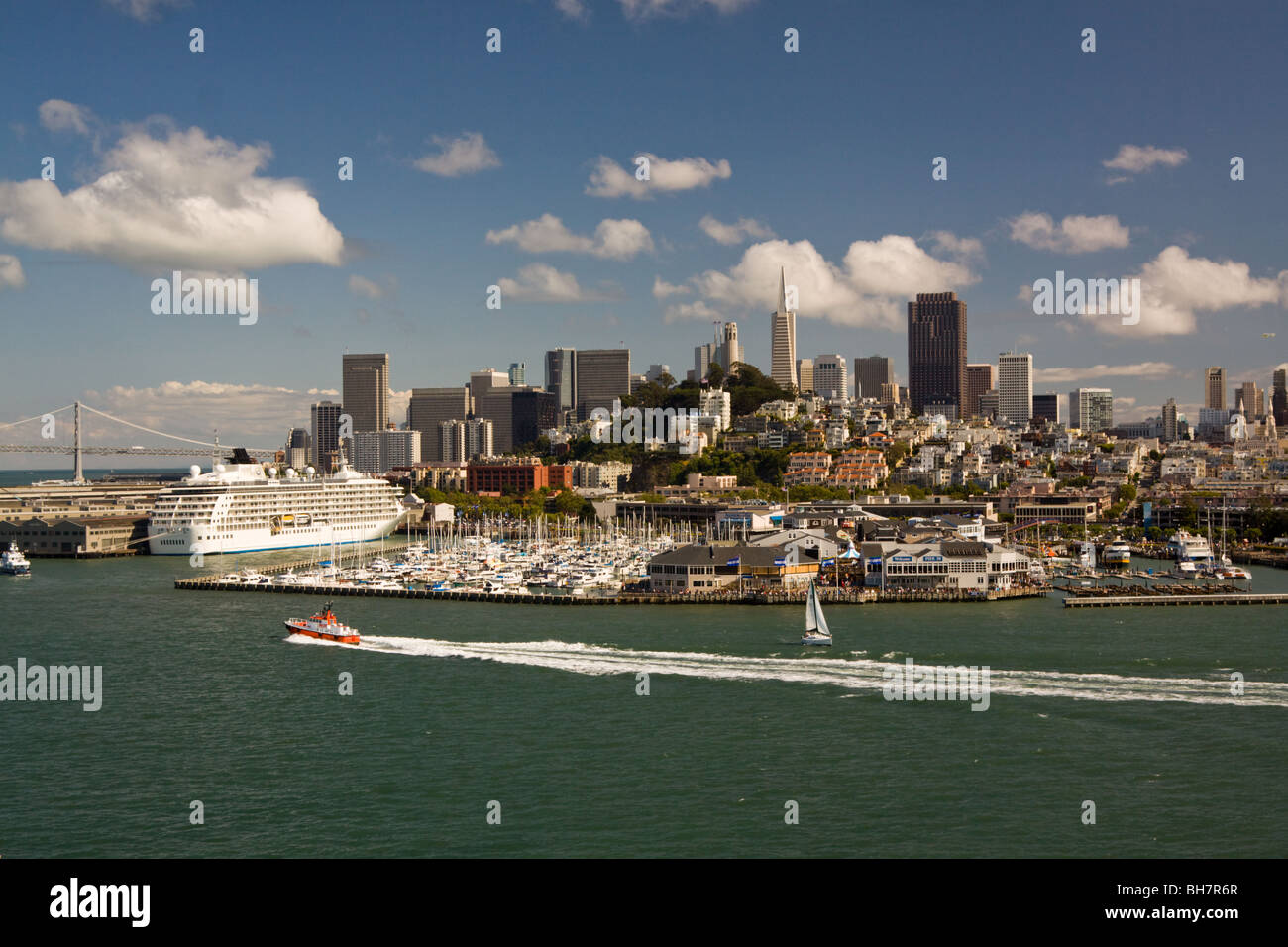 San Francisco Stadtarchitektur und Fishermans Wharf mit Kreuzfahrtschiff angedockt angesehen von Bay, California, USA. Stockfoto