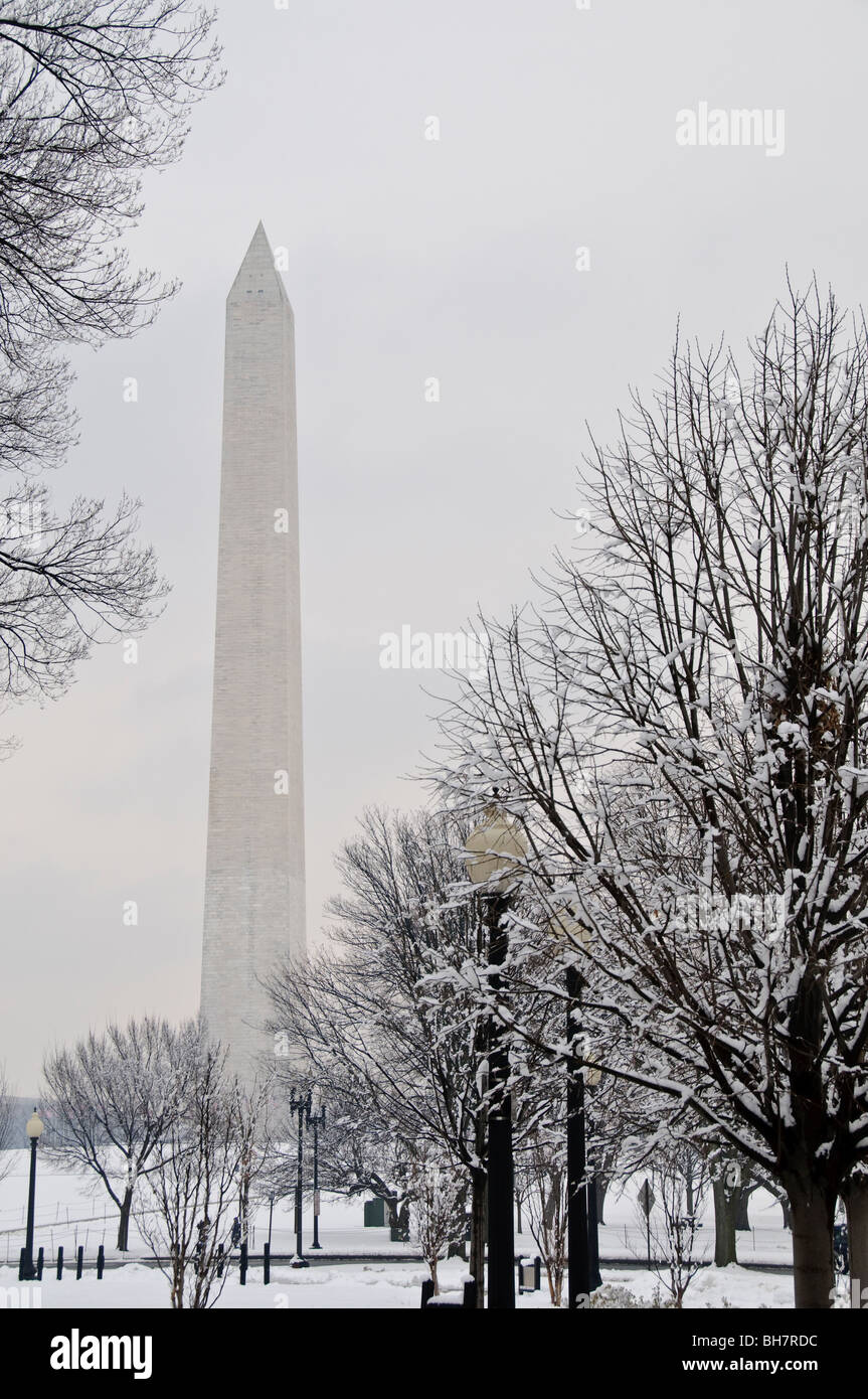 WASHINGTON DC, USA - Das Washington Monument steht in der Mitte der National Mall, nachdem ein neuer Schneesturm mehr als ein Fuß Schnee auf den Bereich entleert. Stockfoto