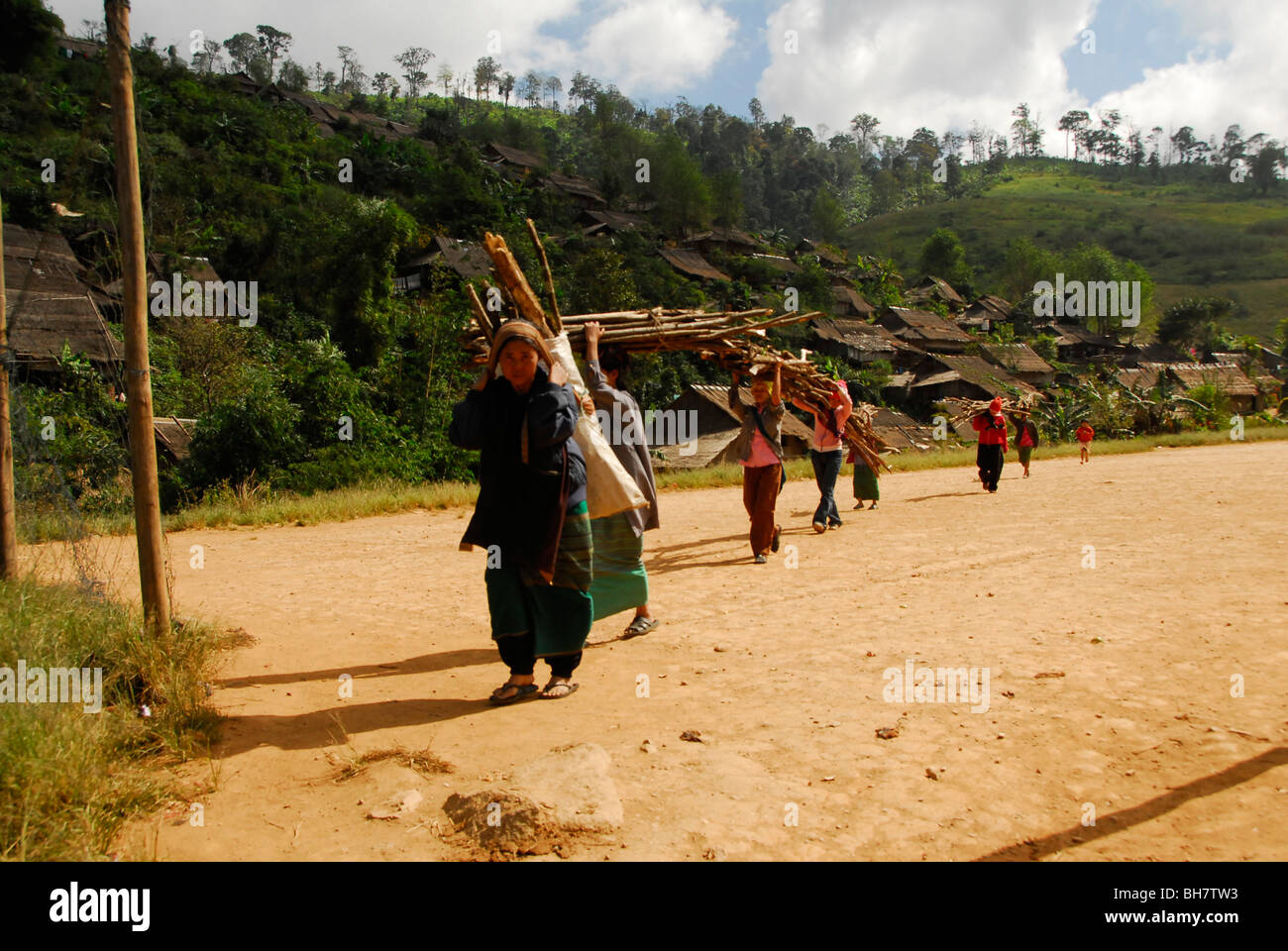 Karen Familie sammeln von Holz, Umpium Flüchtlingslager (thai-burmesischen Grenze), südlich von Mae Sot, Tak Provinz thailand Stockfoto