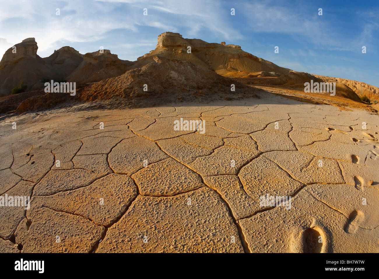 Alte Berge als auch im trockenen Boden in Wüste Israels, fotografiert von objektiver "Fischauge" Stockfoto