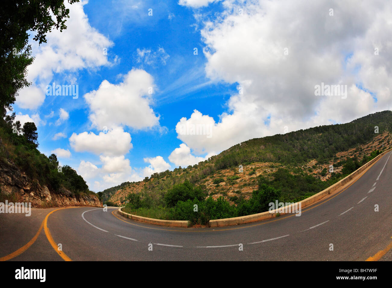 Straße in die Berge, fotografiert von einem Objektiv "Fischauge" Stockfoto
