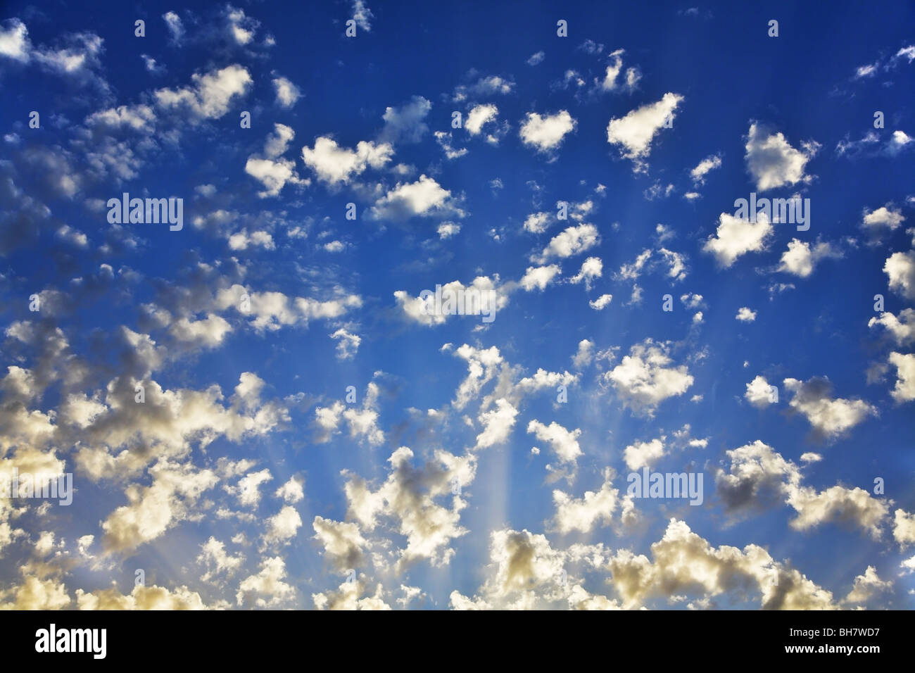 Funkelnde Sonnenuntergang im Frühling auf den warmen südlichen Meer Stockfoto