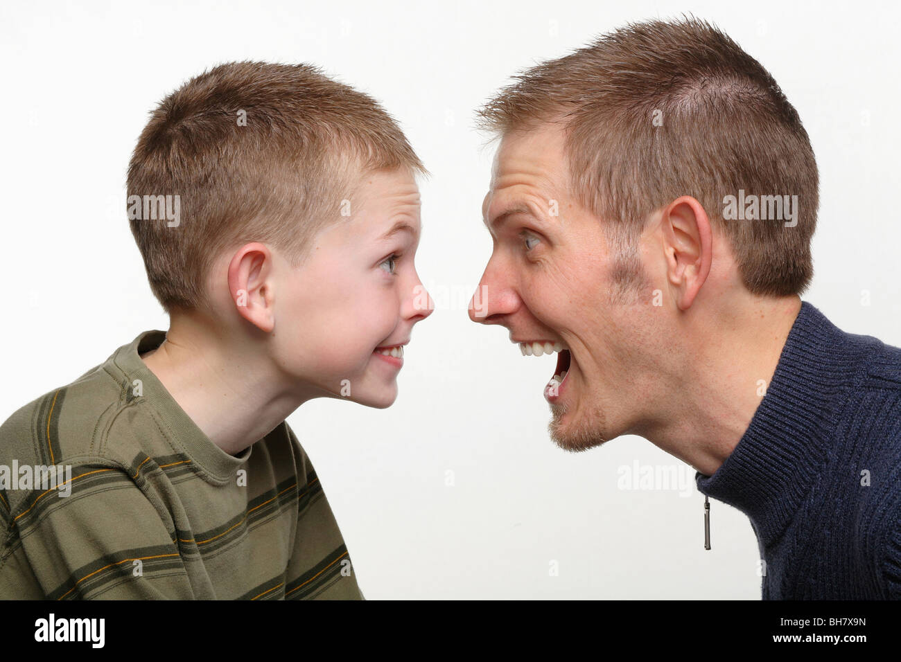 Nahaufnahme von Vater und Kind lustige Grimassen auf einander Stockfoto