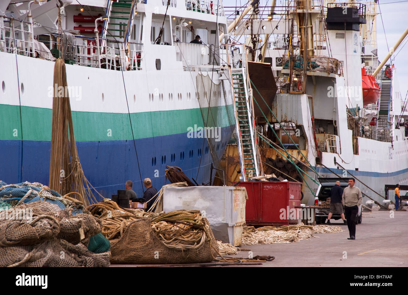 Bing, Fanggeräte getan, während russische Fabrik Trawler am Kai, Lyttelton, Neuseeland festgemacht sind Wartungsarbeiten Stockfoto