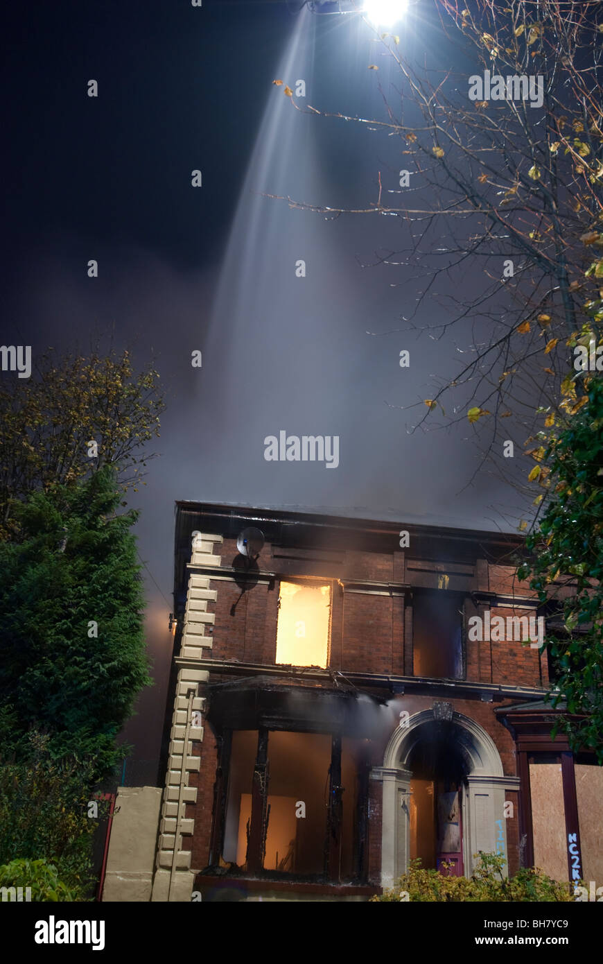 Großen edwardianischen Haus auf Feuer in der Nacht Stockfoto