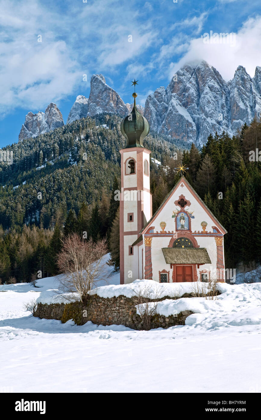 Winterlandschaft von St Johann Church, Ranui in Villnoss, Val di Funes, Dolomiten, Trentino-Südtirol, Tirol, Italien Stockfoto