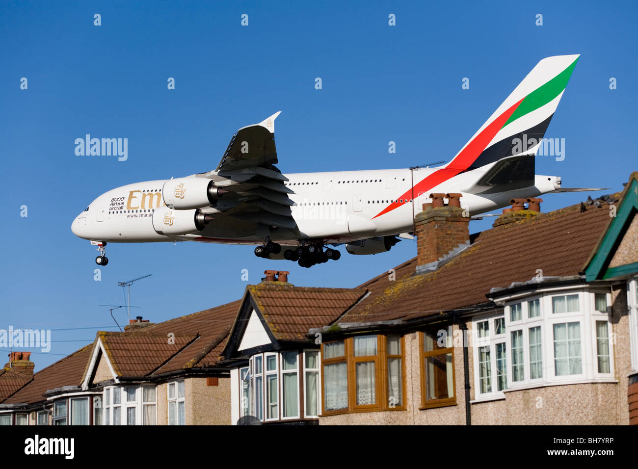 Emirates Airbus / Air Bus A380-861 A6-EDH-Flugzeug landet über Dächer in London am Flughafen. Stockfoto