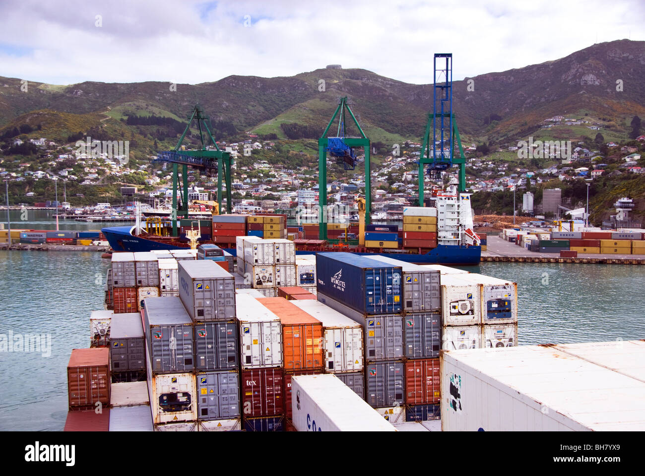 Ein Blick auf an Bord ein Containerschiffs nähert es der Liegeplatz am Lyttelton, Neuseeland Stockfoto
