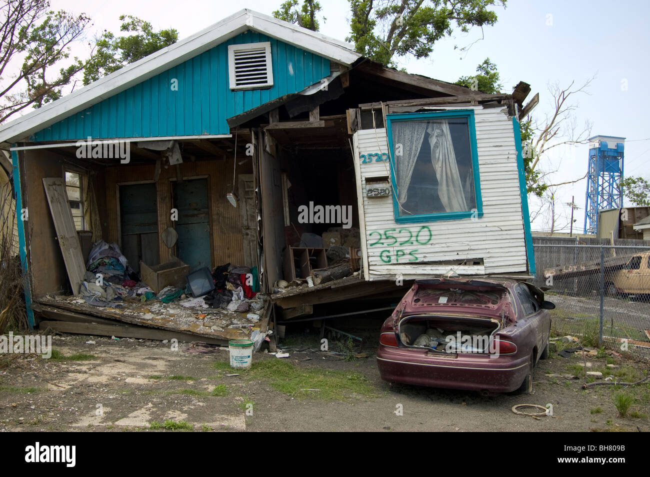 Ein Zuhause sitzt auf einem Auto 9 Monate nach dem Hurrikan Katrina in der Lower Ninth Ward, New Orleans. Stockfoto