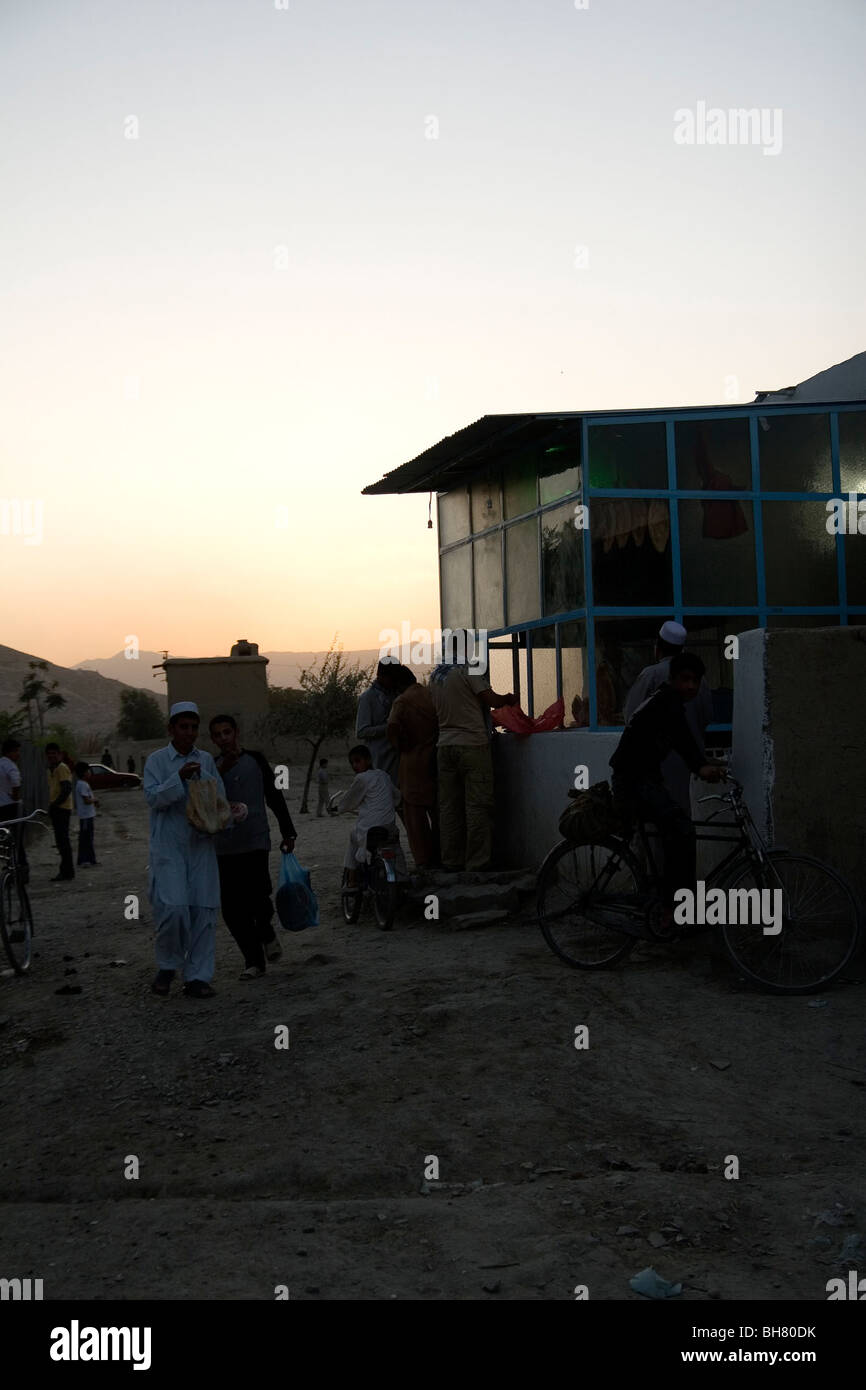 Anwohner kaufen Brot vom Bäcker in down Town-Kabul-Afghanistan Stockfoto
