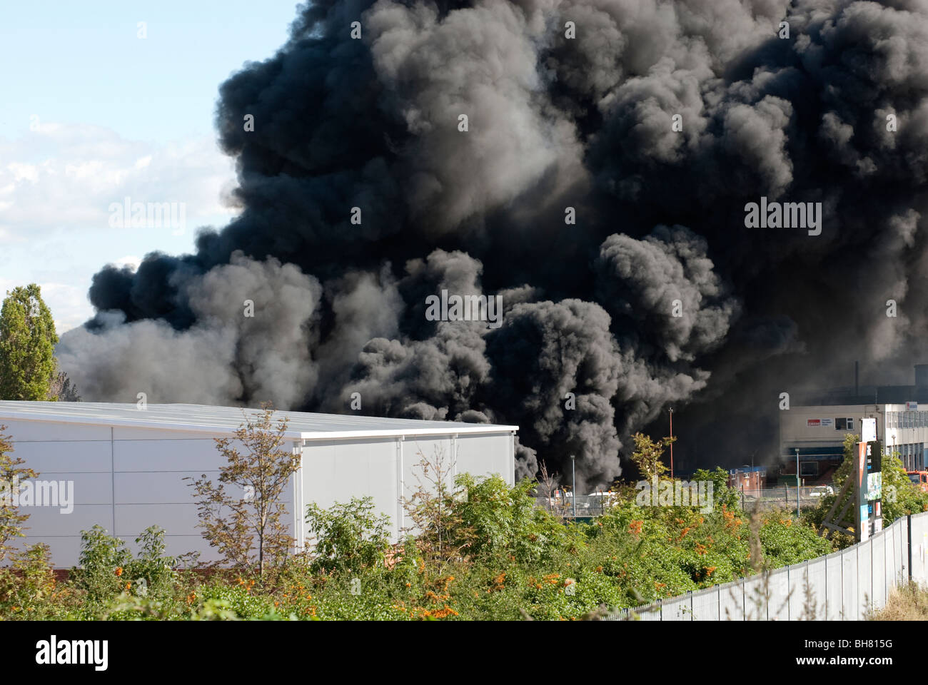 Riesige schwarze Rauchfahne werkseitig Feuer Stockfoto