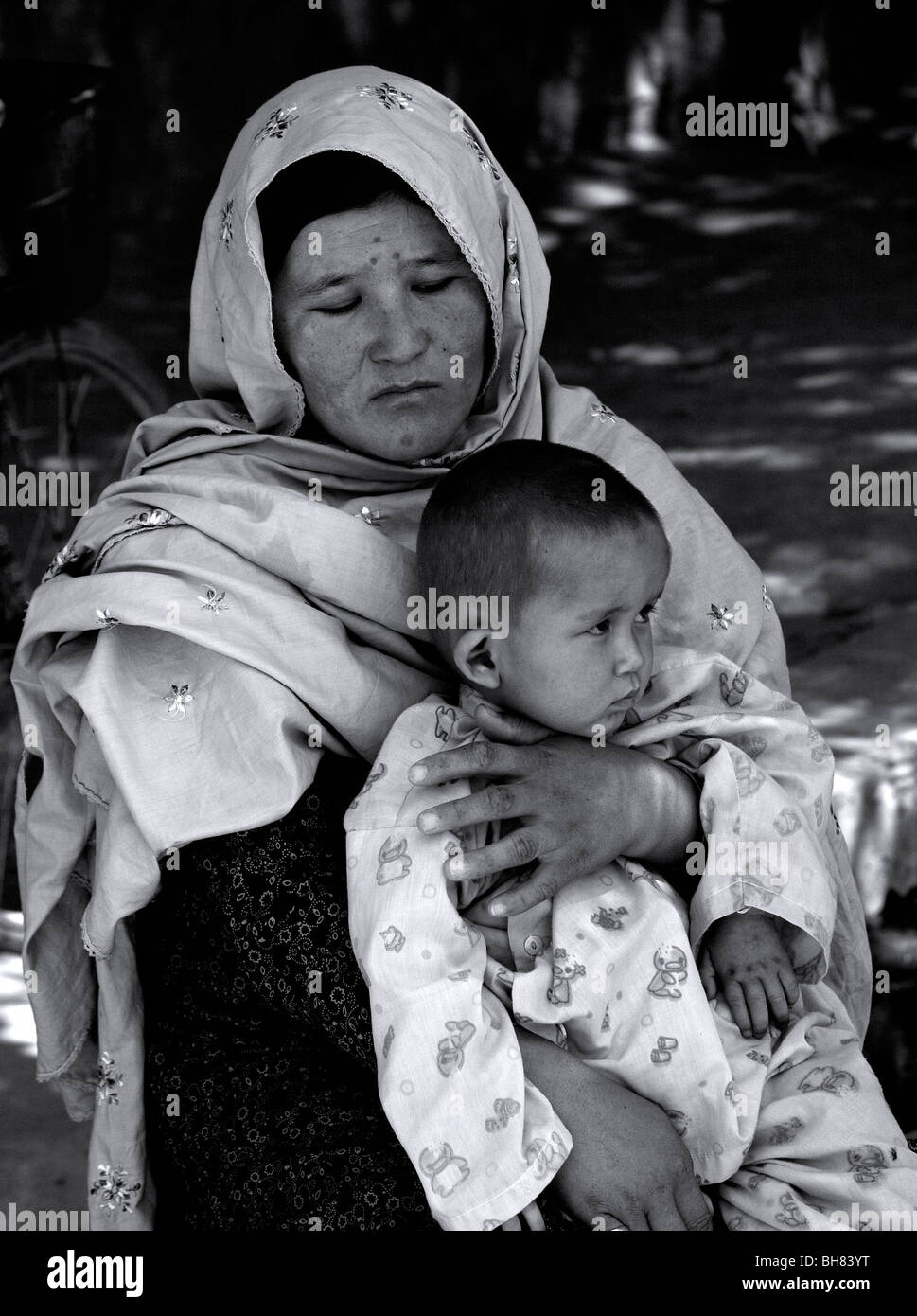 Afghanische Frau mit Kind in Kabul Stockfoto