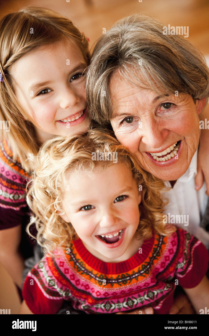 Oma und Enkel umarmt Stockfoto