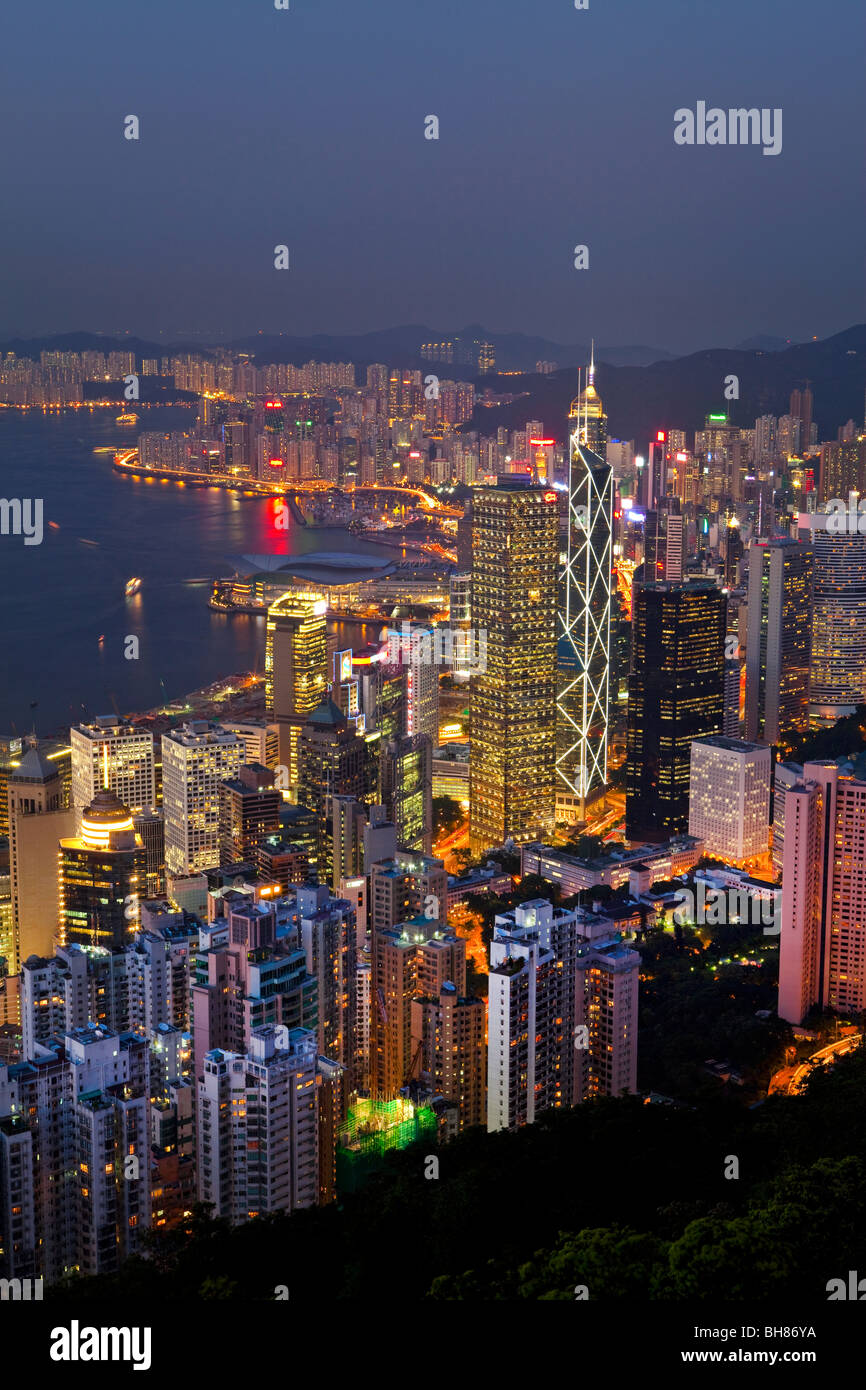 China, Hong Kong, Victoria Peak. Blick auf Hong Kong vom Victoria Peak. Die beleuchtete Skyline von Central befindet sich unterhalb der Gipfel Stockfoto
