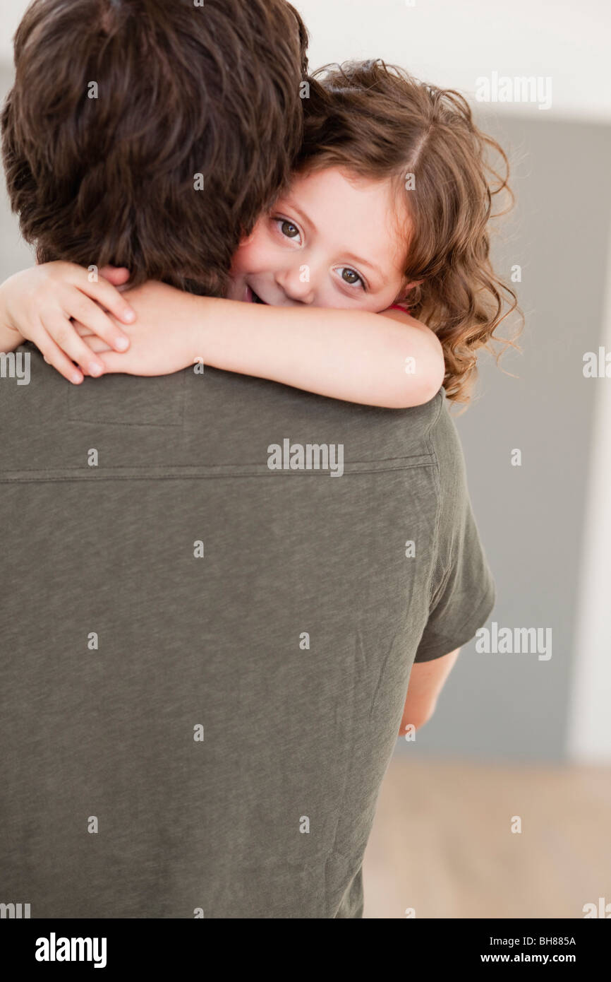 Vater und Tochter umarmt Stockfoto