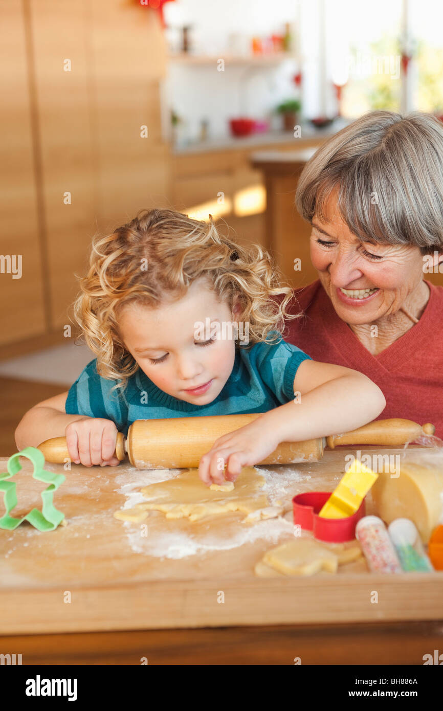 Enkel und Oma Herstellung Kekse Stockfoto
