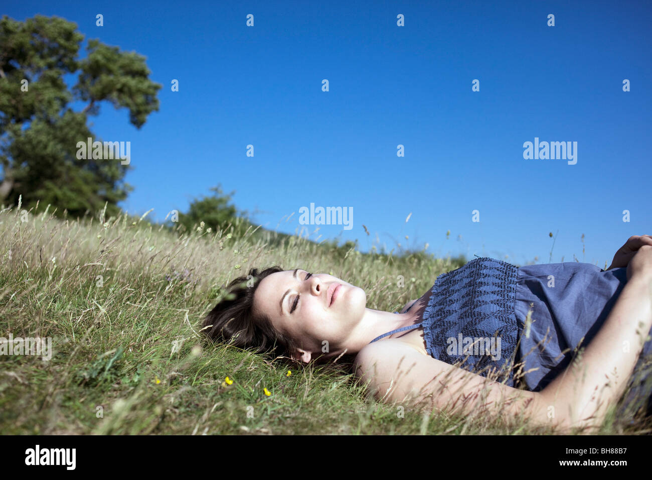 Frau, entspannend auf Hügel Stockfoto