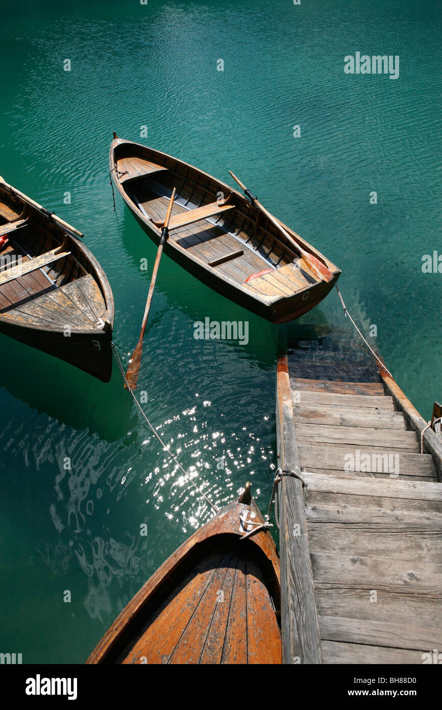 Stufen hinunter Holzboote schwimmt auf Wasser, Pragser Wildsee, Südtirol, Italien Stockfoto