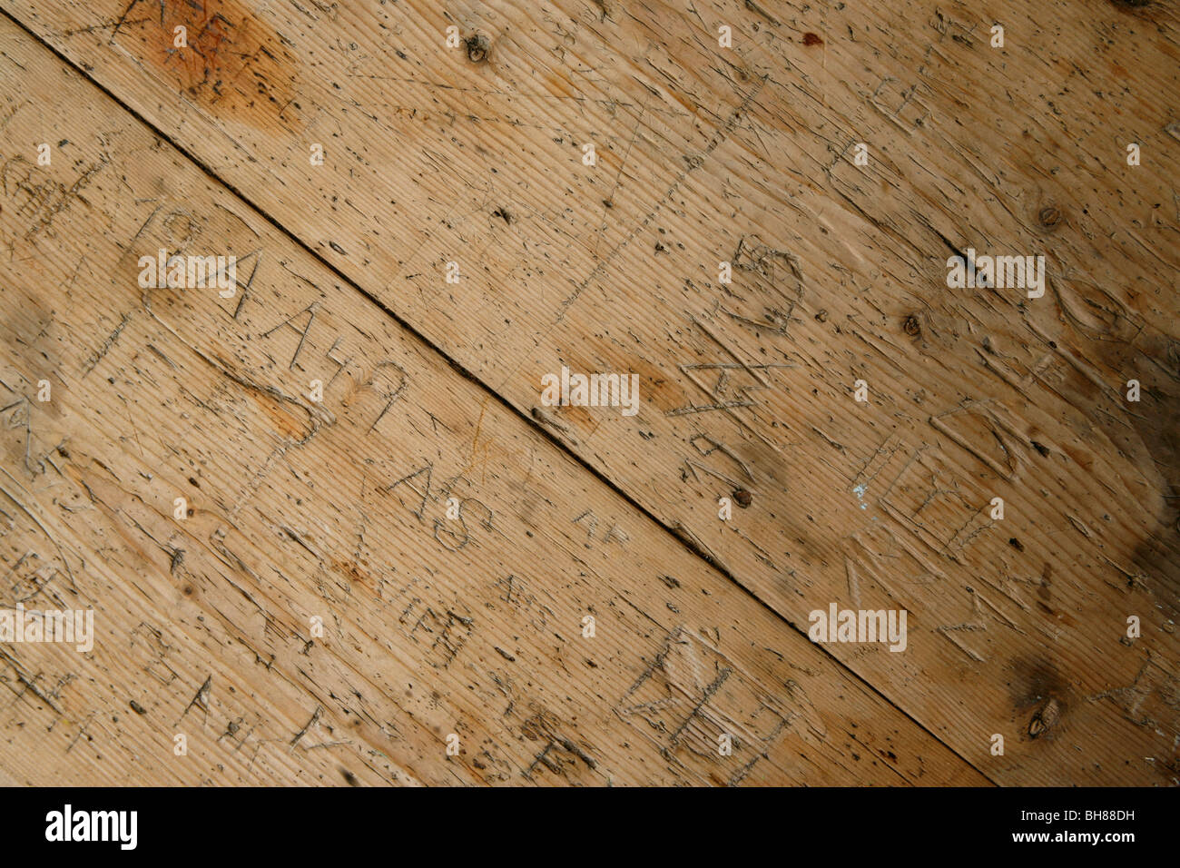 Detail der Inschriften in einem Holztisch Stockfoto