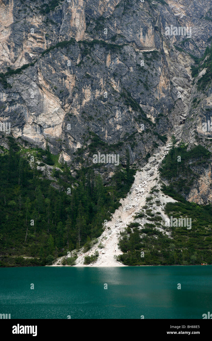 Detail eines Sees unter Bergen, Pragser Wildsee, Südtirol, Italien Stockfoto