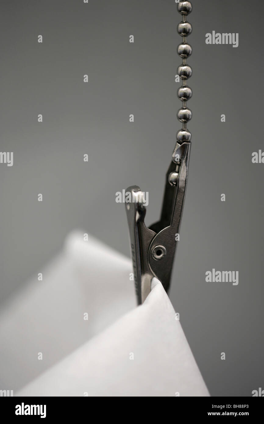 Detail von einem Metallclip hält ein dental Lätzchen Stockfoto