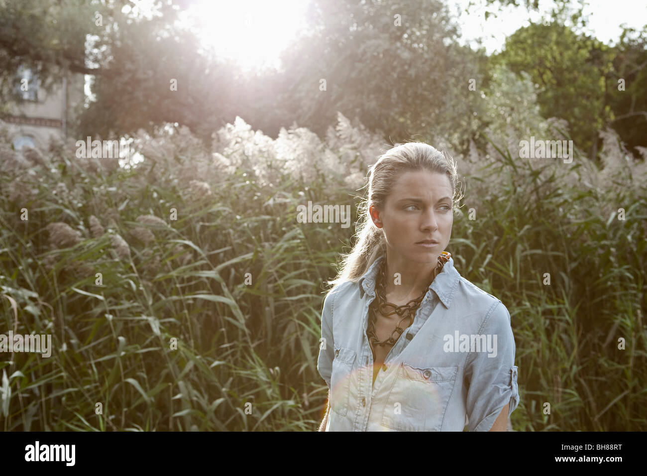 Eine Frau stand neben Lieschgras Stockfoto