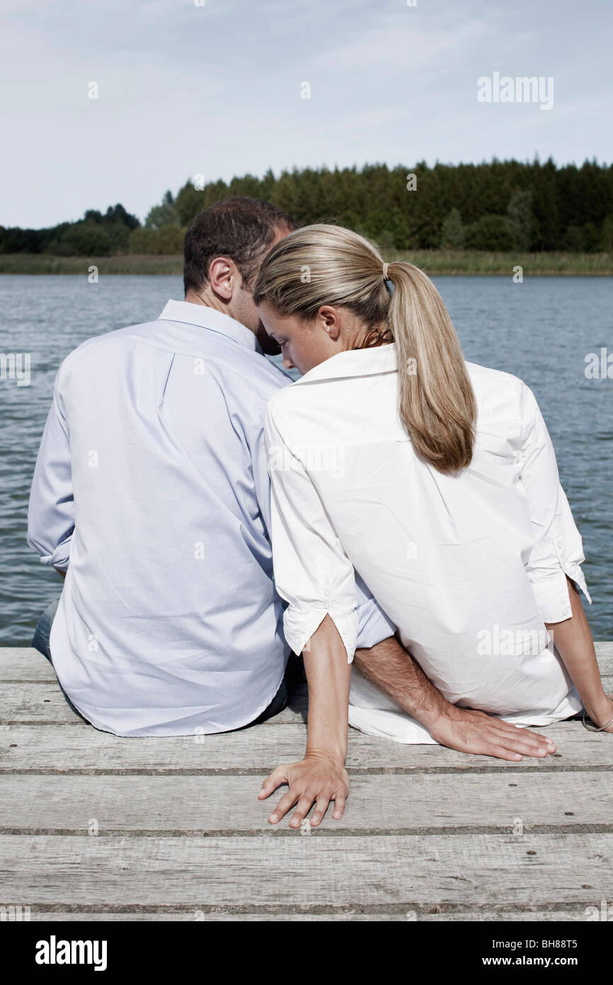 Ein paar wird liebevoll auf einem Steg Stockfoto