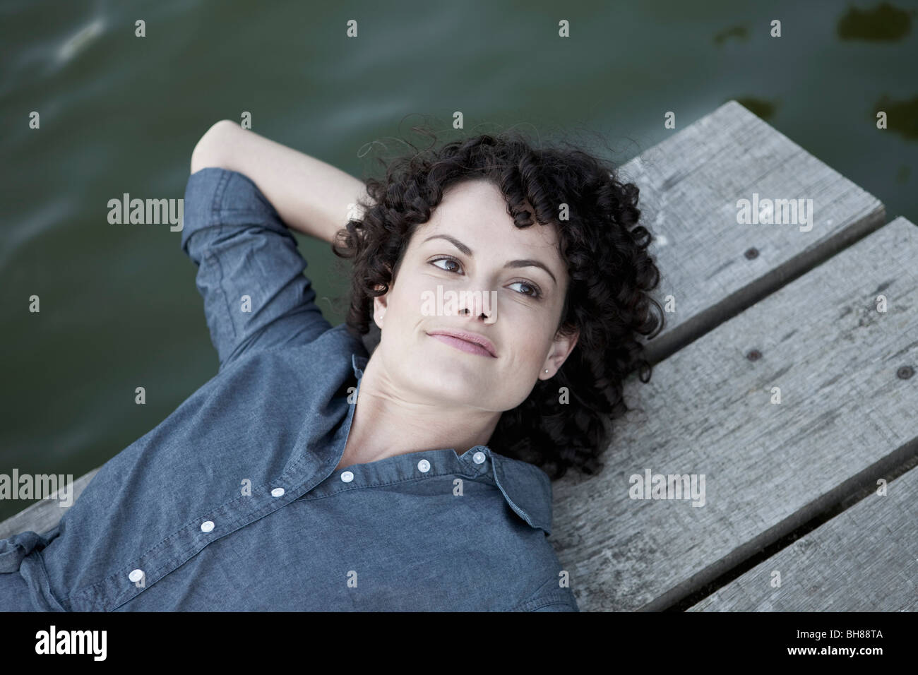 Eine Frau liegt auf einem Steg Stockfoto