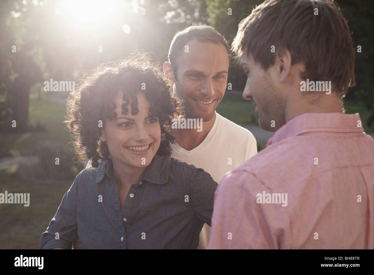 Ein Mann mit zwei Freunden chatten Stockfoto