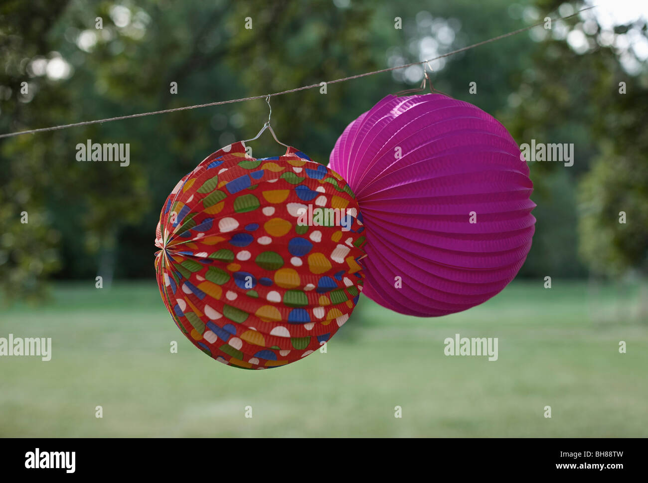 Zwei von einer Wäscheleine hängen Papierlaternen Stockfoto