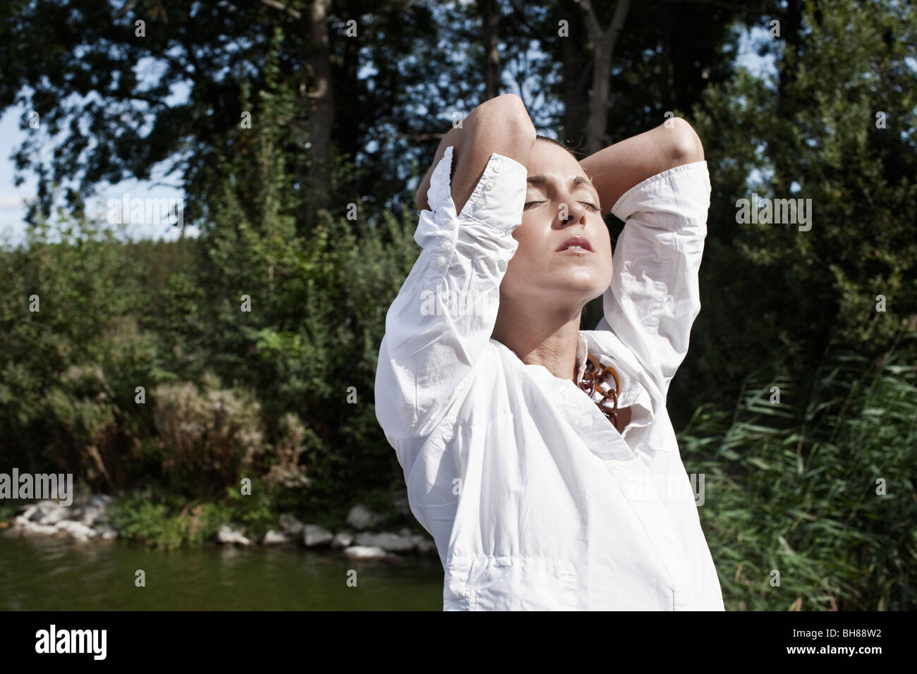Eine Frau zum Entspannen in der Sonne Stockfoto