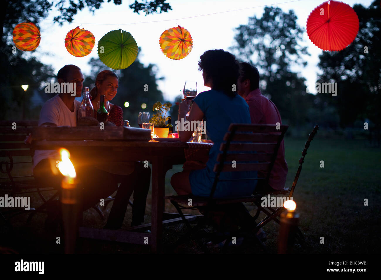 Vier Menschen bei einer Dinner-party Stockfoto