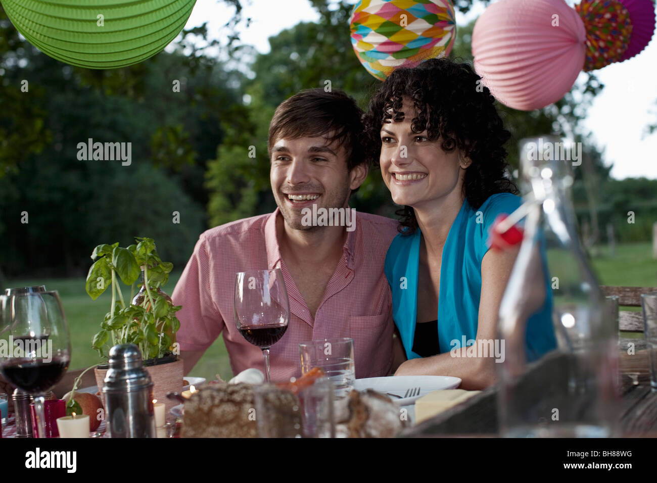 Ein paar bei einer Dinner-Party im freien Stockfoto
