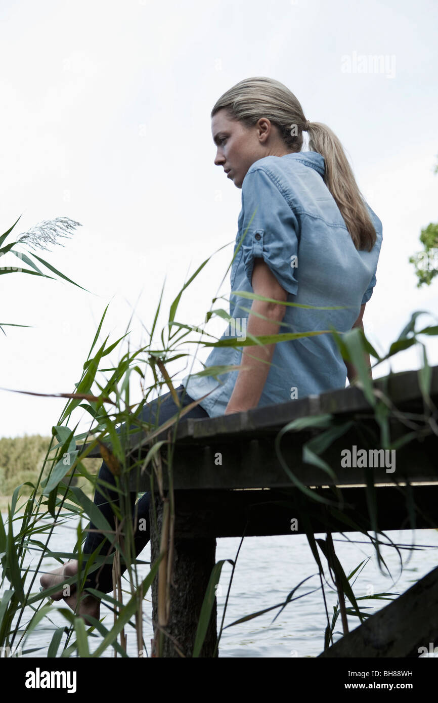 Eine Frau auf einem Steg entspannend Stockfoto