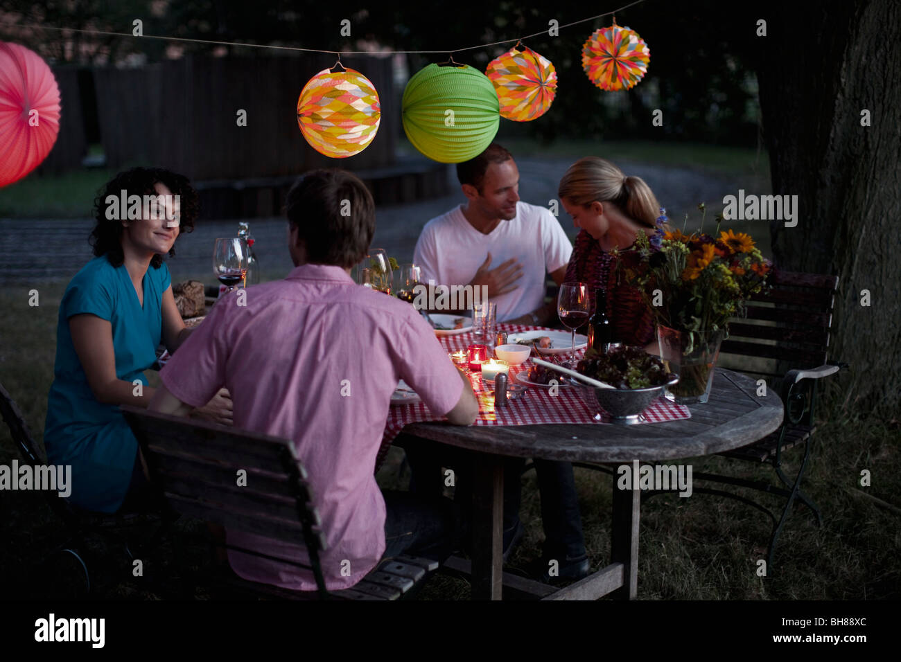Vier Menschen bei einer Dinner-party Stockfoto