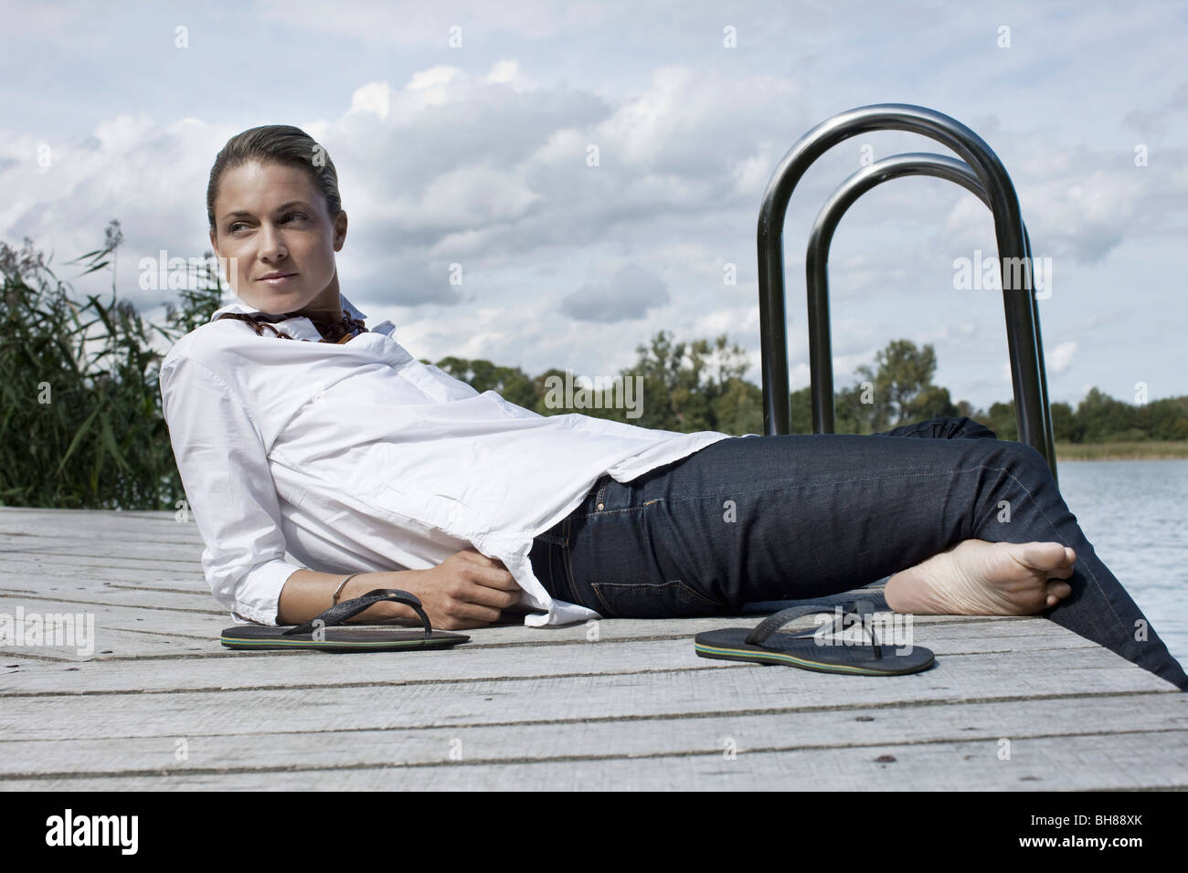 Eine Frau auf einem Steg entspannend Stockfoto