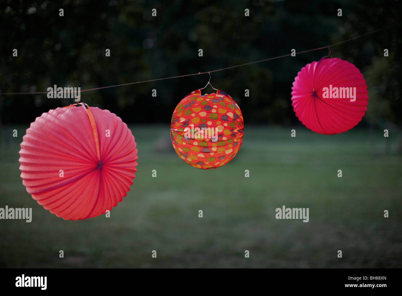 Drei von einer Wäscheleine hängen Papierlaternen Stockfoto